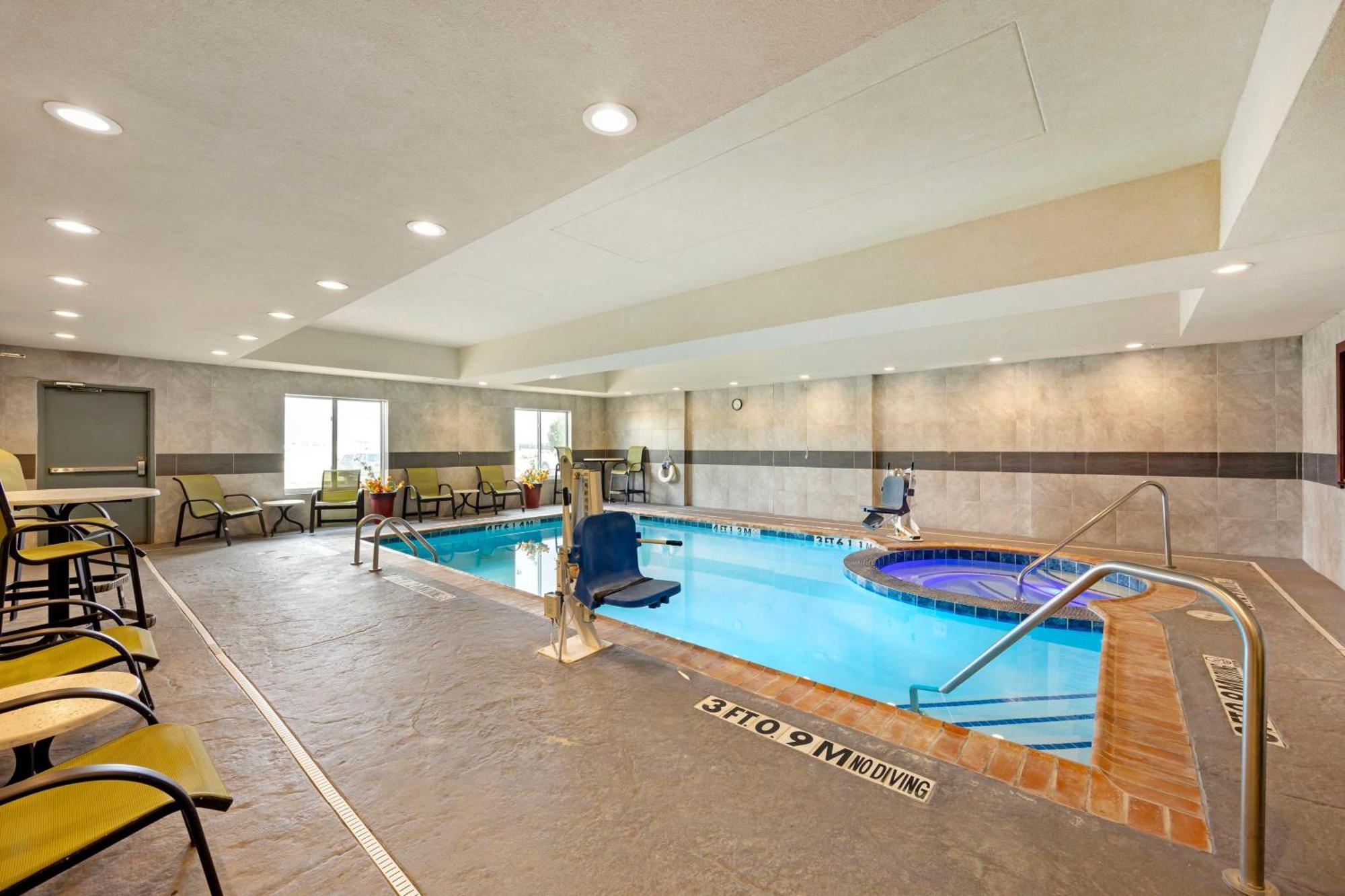 Best Western Plus Pratt Ngoại thất bức ảnh