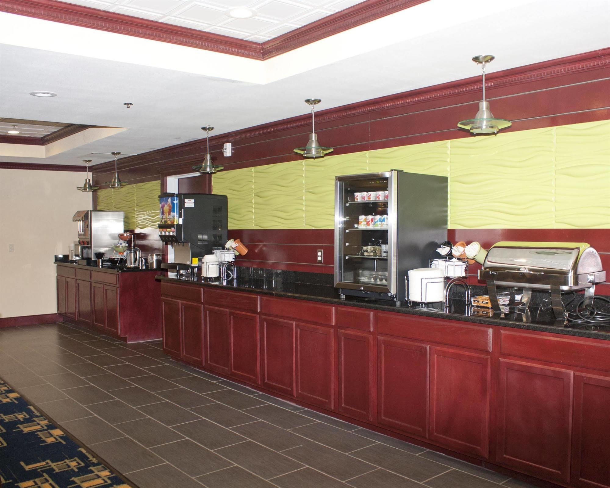 Best Western Plus Pratt Ngoại thất bức ảnh